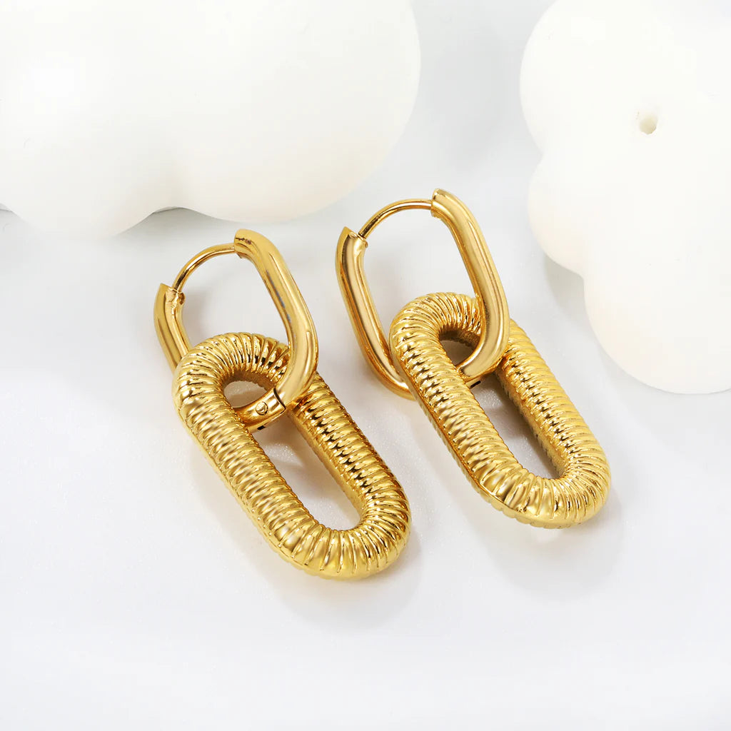 oval earrings with horizontal stripes Gold color