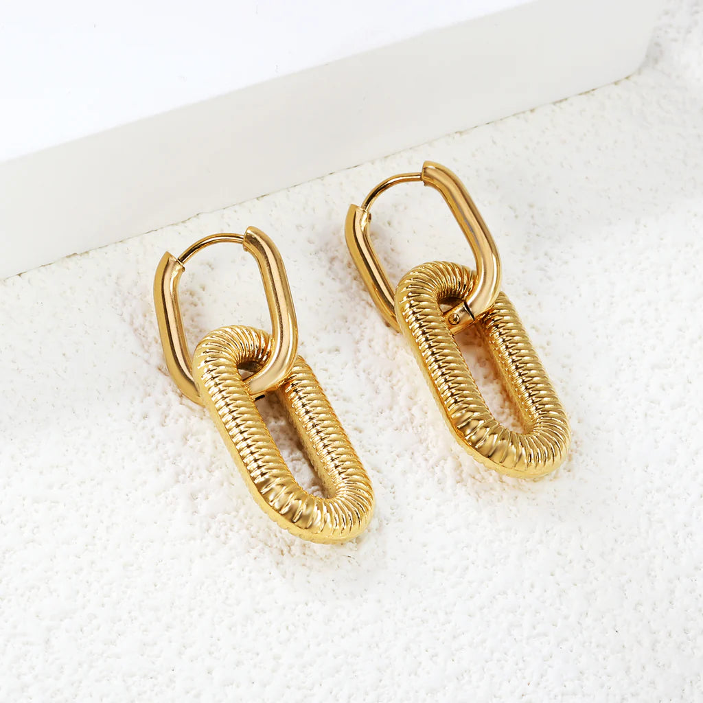 oval earrings with horizontal stripes Gold color