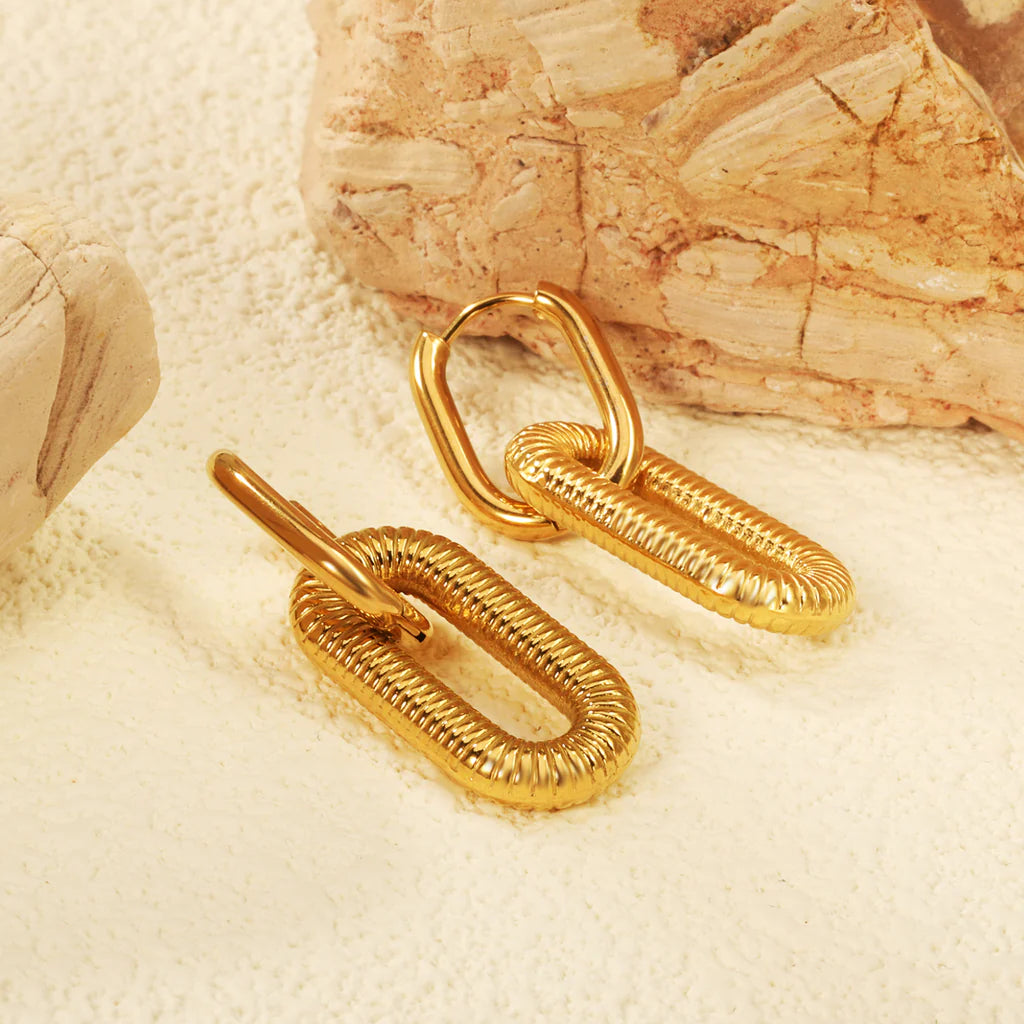 oval earrings with horizontal stripes Gold color